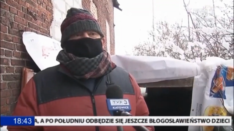 Wolontariusze stowarzyszenia w roli streetworkerów niosących pomoc osobom zagrożonym wykluczeniem społecznym bez dachu nad głową, po prostu na ulicy